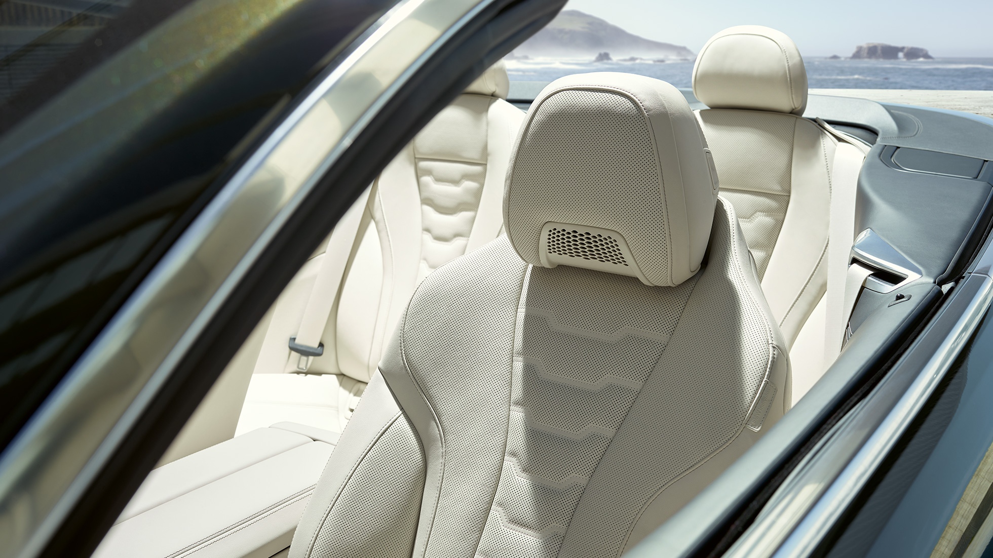 BMW M850i xDrive Cabrio, Multifunktionssitze für Fahrer und Beifahrer. BMW M850i xDrive Cabrio in Dravitgrau metallic mit geöffnetem Verdeck, Interieur mit Multifunktionssitzen in BMW Individual Lederausstattung 'Merino' Elfenbeinweiß.