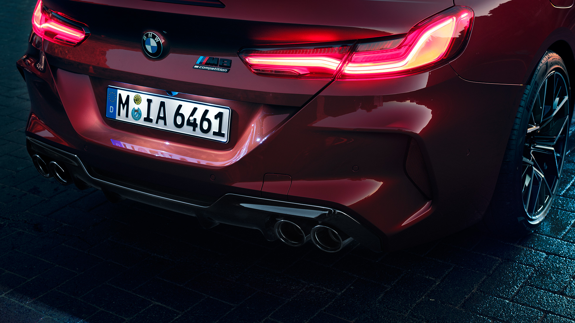BMW M8 Competition Cabrio, Nahaufnahme Heck. BMW M8 Competition Cabrio in Motegi Rot metallic, Nahaufnahme Heck mit LED-Heckleuchten und M8 Competiton Badge.