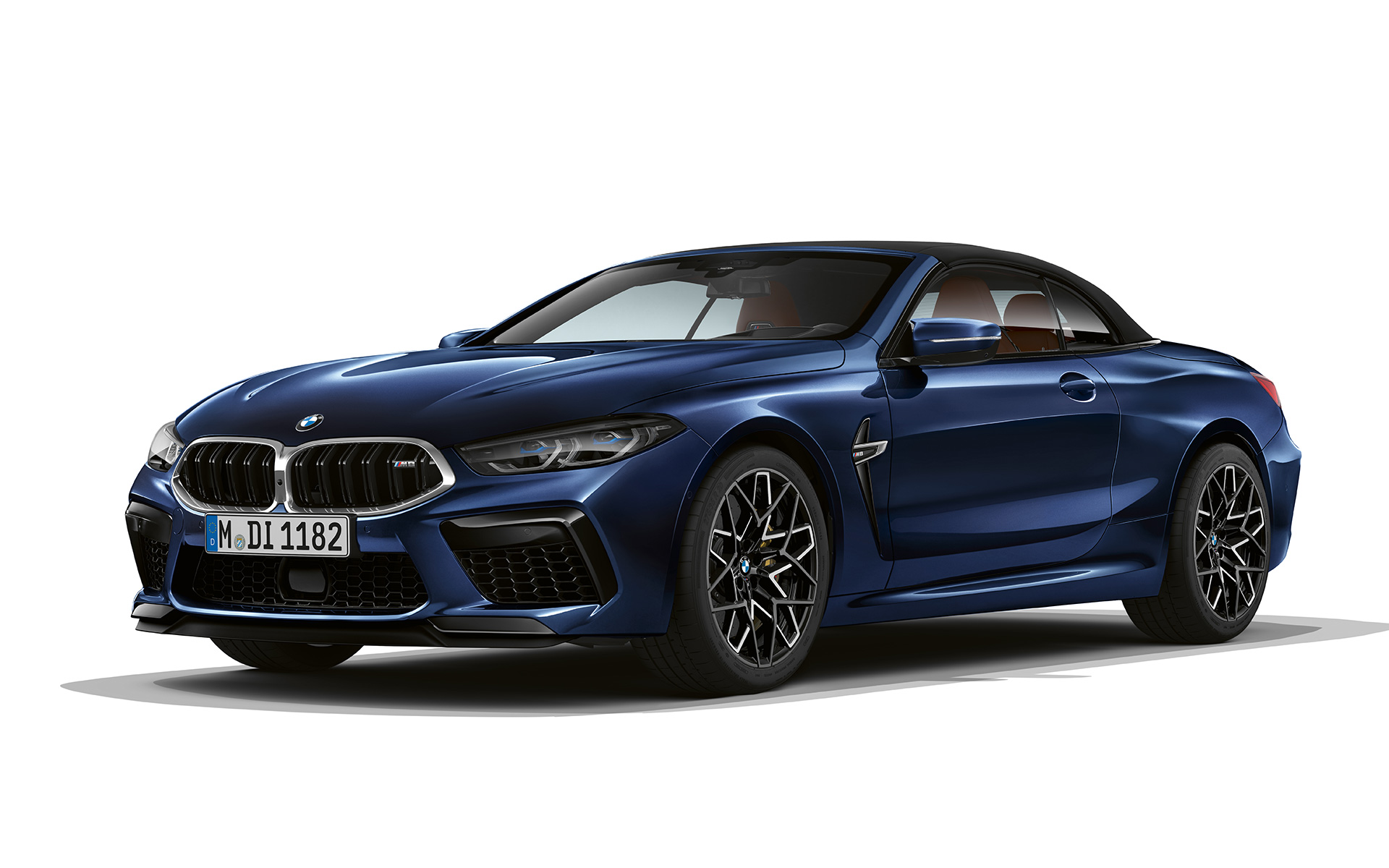 Dreiviertel-Frontansicht BMW M8 Cabrio F91 LCI Facelift 2022 BMW M8 Cabrio F91 LCI Facelift 2022 BMW Individual Tansanitblau metallic Dreiviertel-Frontansicht