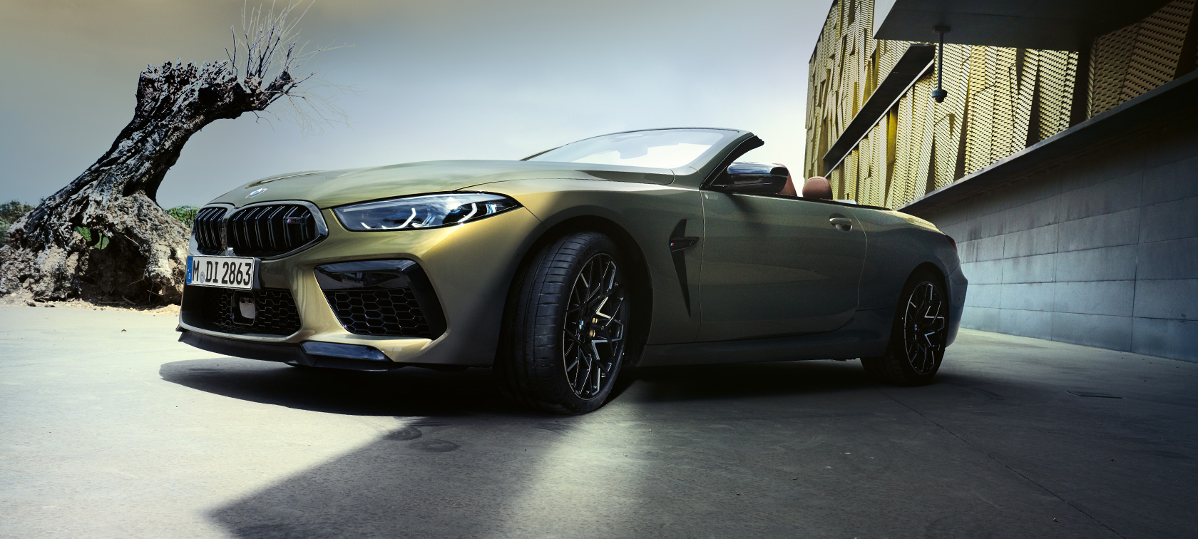 Dreiviertel- Frontansicht BMW M8 Competition Cabrio F91 LCI 2022 BMW M8 Competition Cabrio F91 LCI Facelift 2022 BMW Individual Brass metallic Dreiviertel-Frontansicht Froschperspektive