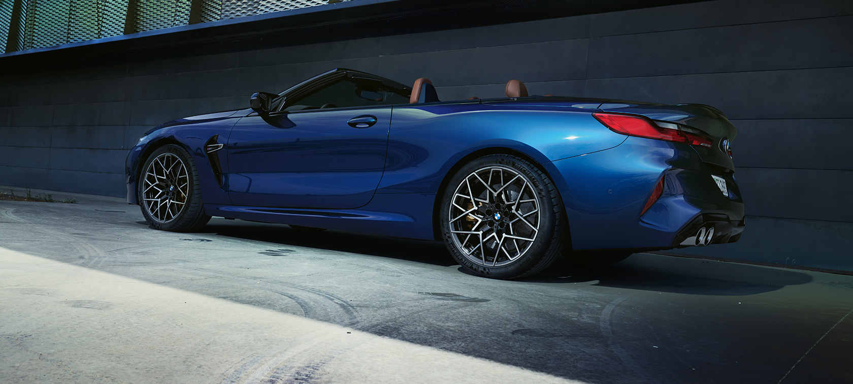 Dreiviertel- Heckansicht BMW M8 Cabrio F91 LCI Facelift 2022 Dreiviertel- Heckansicht BMW M8 Cabrio F91 LCI Facelift 2022 BMW Individual Tansanitblau metallic Dreiviertel-Heckansicht