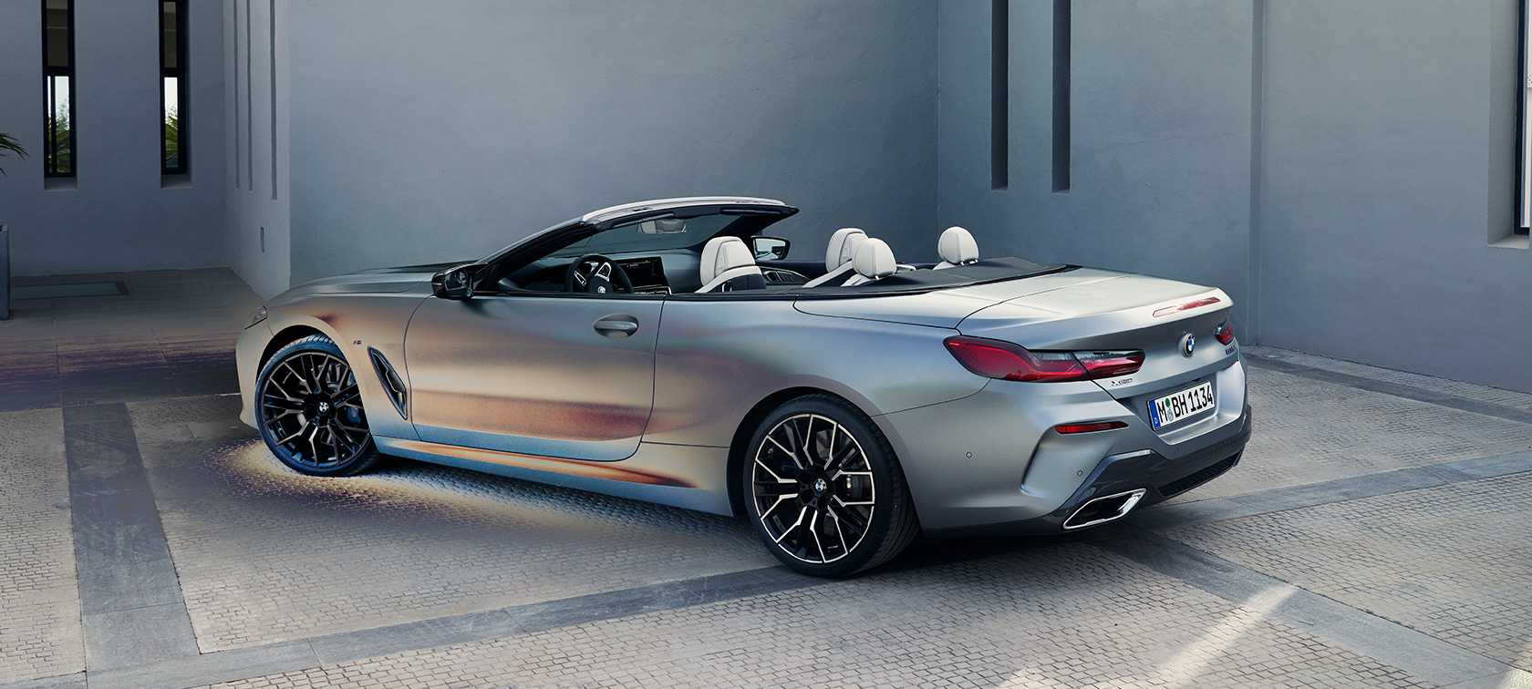 Dreiviertel-Heckansicht BMW M850i xDrive Cabrio G14 LCI Facelift 2022 BMW M850i xDrive Cabrio G14 LCI Facelift 2022 BMW Individual Frozen Pure Grey metallic Dreiviertel-Heckansicht stehend