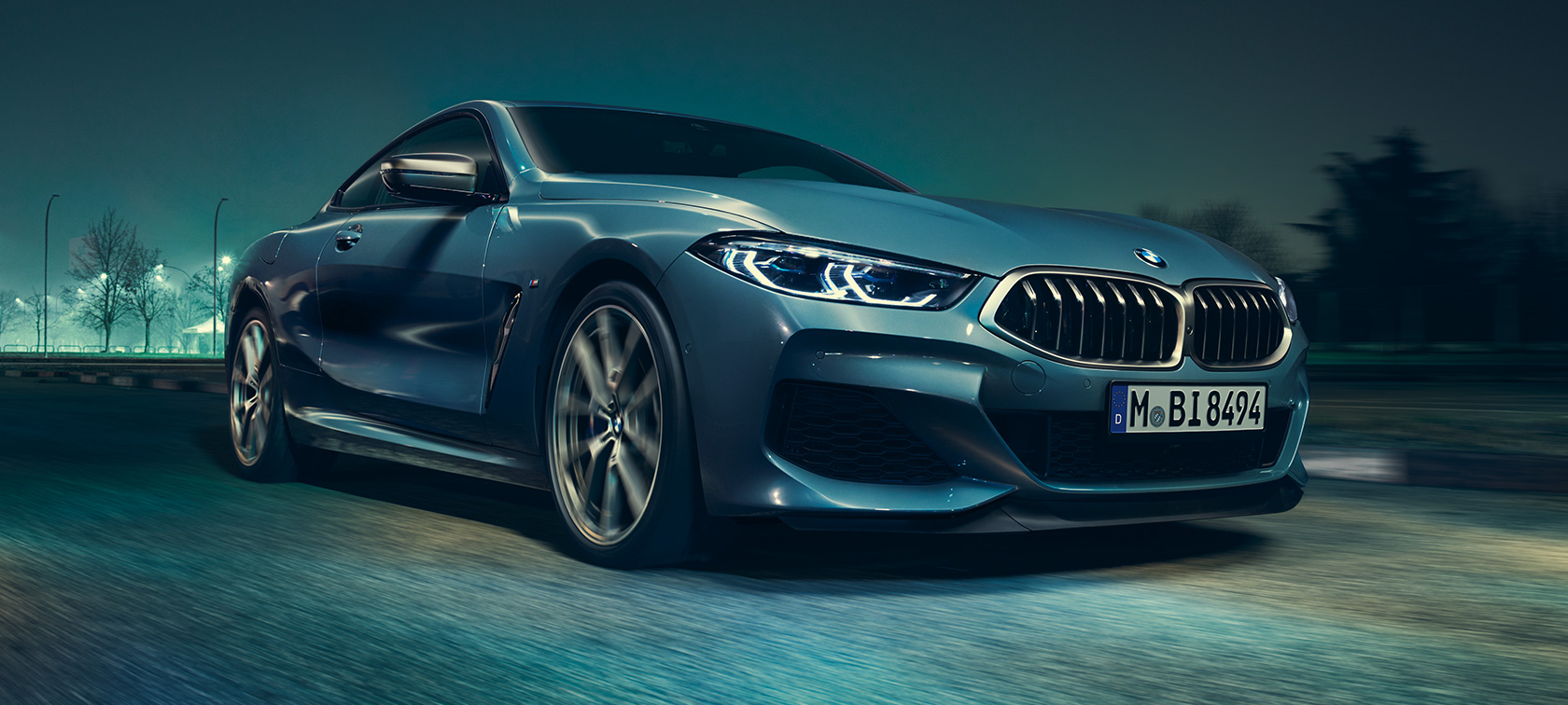 BMW M850i xDrive Coupé, Dreiviertel-Frontansicht. BMW M850i xDrive Coupé in Barcelona Blau metallic in Fahrt, Dreiviertel-Frontansicht.
