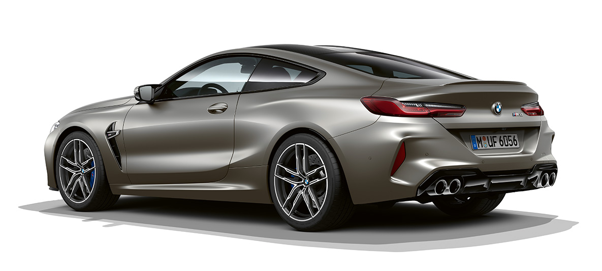 BMW M8 Coupé, Dreiviertel-Seitenansicht hinten. BMW M8 Coupé in in Frozen Dark Silver, Dreiviertel-Seitenansicht von hinten.