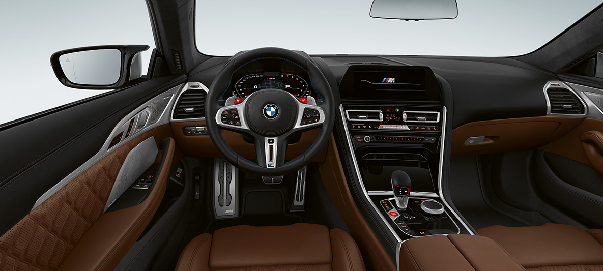 BMW M8 Coupé, Cockpit. BMW M8 Coupé, Cockpit mit M Lederlenkrad mit roten M1/M2-Tasten.