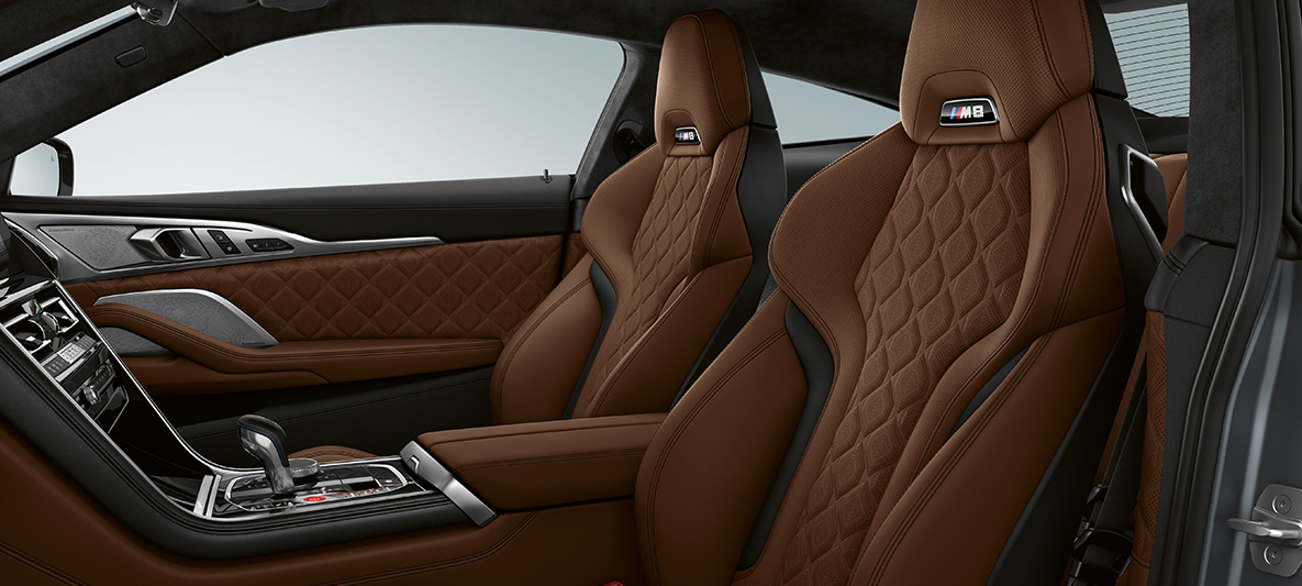 M Sportsitze mit M Logo. BMW M8 Coupé, Interieur mit M Sportsitzen in Volleder 'Merino' Taruma Braun.
