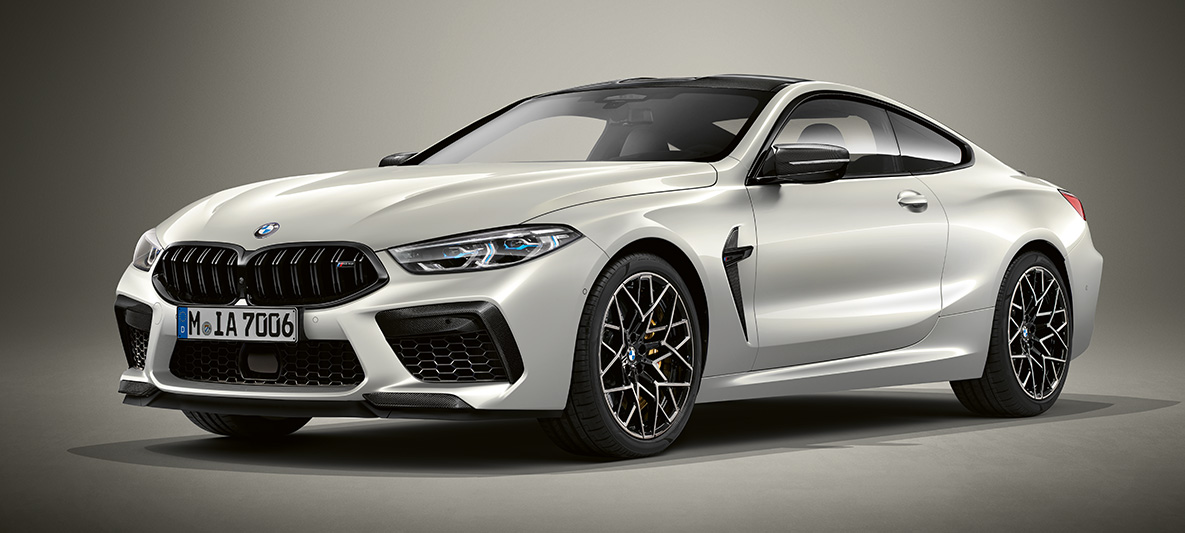 BMW Individual M8 Coupé in BMW Individual Brilliantweiß metallic. BMW Individual M8 Coupé in BMW Individual Brilliantweiß metallic, Dreiviertel-Frontansicht.