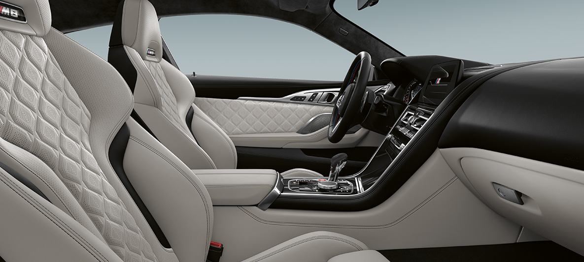 Vollleder 'Merino' | Silverstone und BMW Individual Interieurleiste Pianolack Schwarz. BMW Individual M8 Coupé, Interieur mit Vollleder 'Merino' | Silverstone und BMW Individual Interieurleiste Pianolack Schwarz.