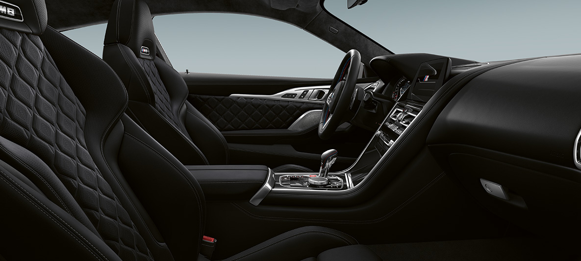 Vollleder 'Merino' | Schwarz und BMW Individual Interieurleiste Pianolack Schwarz. BMW M8 Competition Coupé, Interieur in Vollleder 'Merino' | Schwarz und BMW Individual Interieurleiste Pianolack Schwarz.