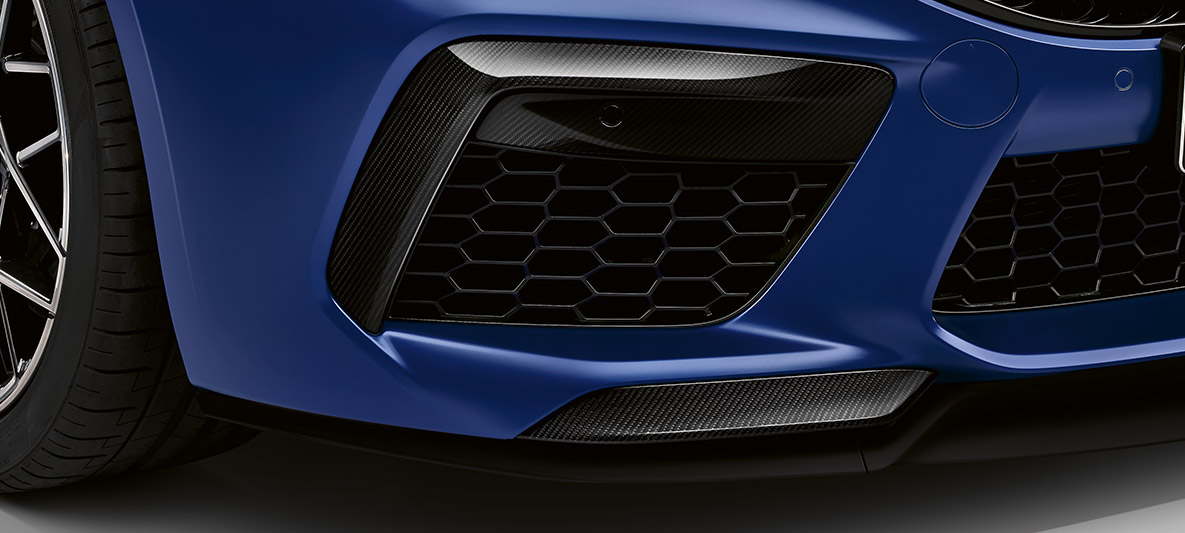 Lufteinlässe in Carbon. BMW M8 Competition Coupé, Lufteinlässe des M Carbon Exterieurpakets,