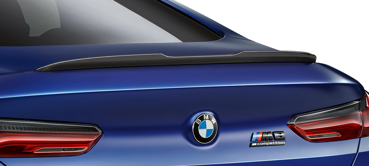 Heckspoiler in Carbon. BMW M8 Competition Coupé, Heckspoiler des M Carbon Exterieurpakets.