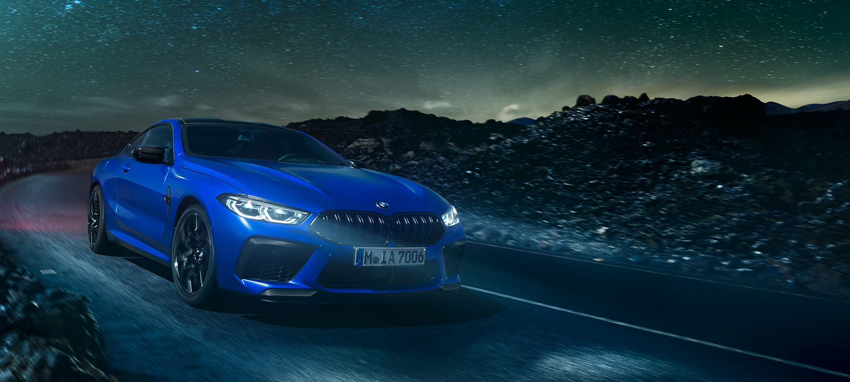 BMW M8 Competition Coupé. Das erste BMW M8 Competition Coupé in Marina Bay Blau metallic, Dreiviertel-Frontansicht.