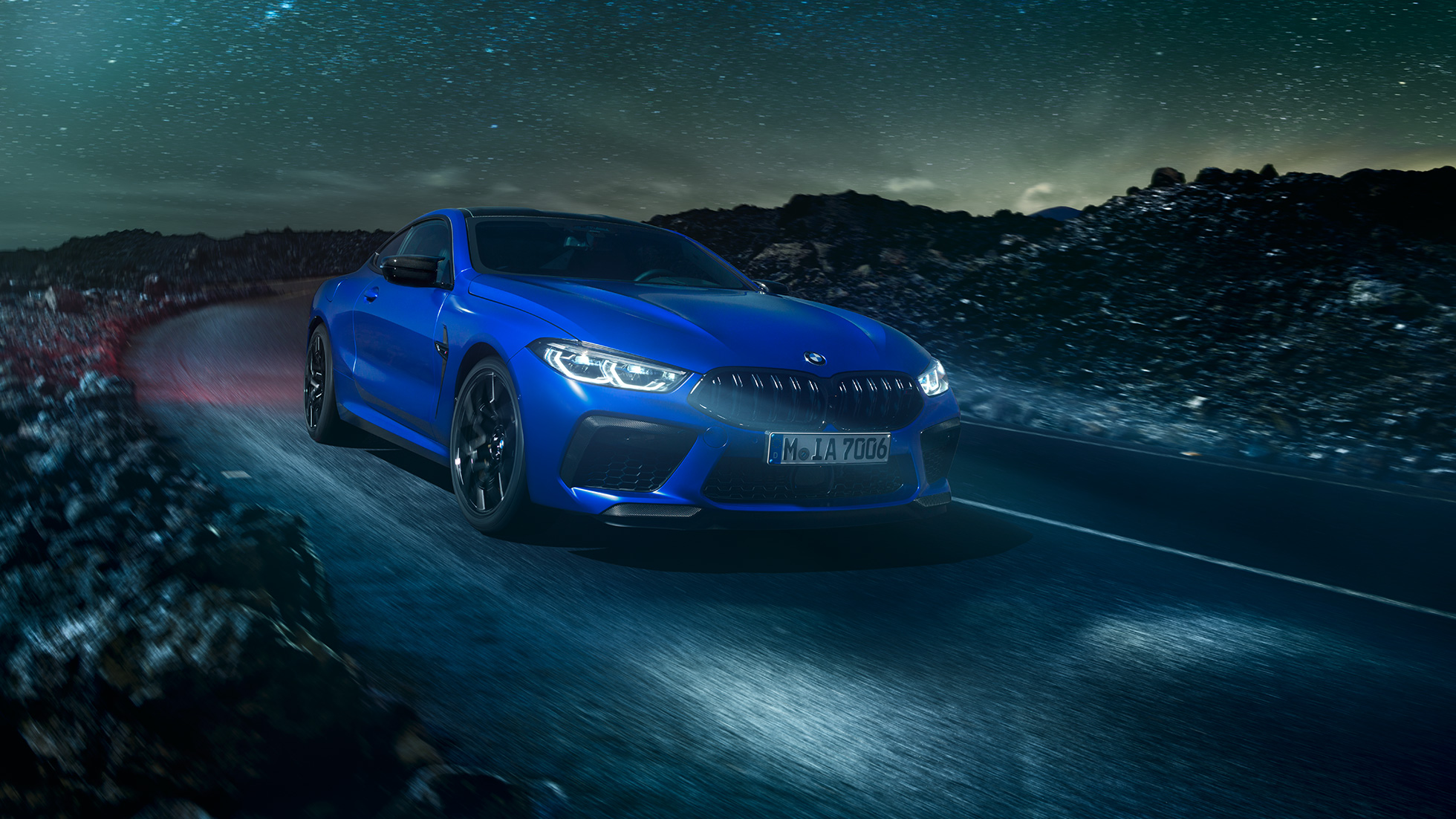 BMW M8 Competition Coupé. Das erste BMW M8 Competition Coupé in Marina Bay Blau metallic, Dreiviertel-Frontansicht.