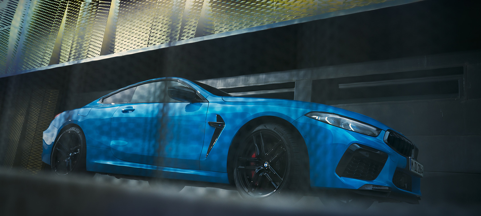 BMW M8 Competition Coupé F92 LCI Facelift 2022 Seitenansicht stehend Froschperspektive BMW M8 Competition Coupé F92 LCI Facelift 2022 BMW Individual Daytona Beach Blau uni Seitenansicht stehend vor Gebäude Froschperspektive