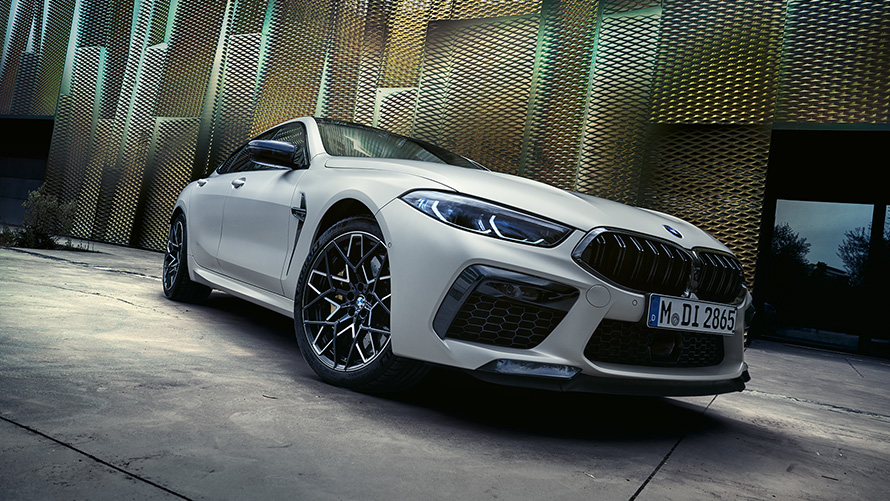 BMW M8 Competition Gran Coupé F93 LCI Facelift 2022 BMW Individual Frozen Brilliant White metallic Dreiviertel-Frontansicht Froschperspektive