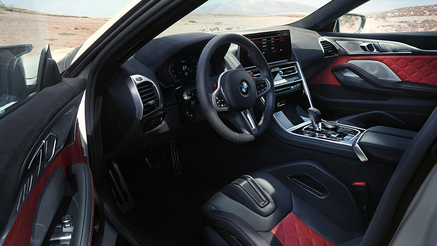 BMW M8 Competition Gran Coupé F93 LCI Facelift 2022 Innenraumansicht mit geöffneter Tür 
