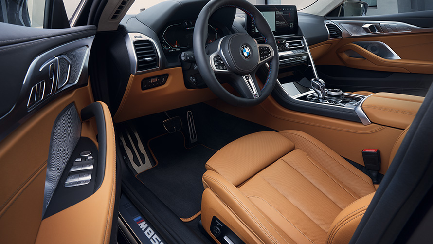 BMW M850i xDrive Gran Coupé G16 LCI Facelift 2022 Innenraum Cockpit durch geöffnete Fahrertür