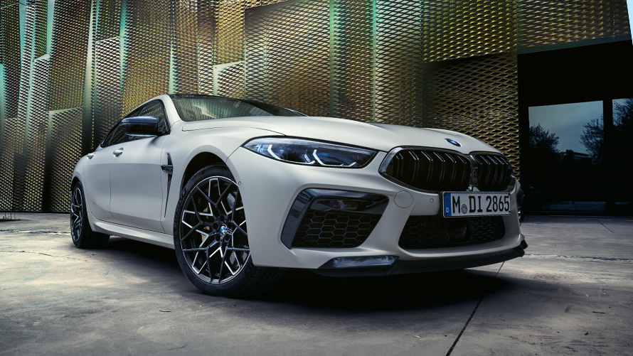 BMW M8 Competition Gran Coupé F93 LCI Facelift 2022 BMW Individual Frozen Brilliant White metallic Dreiviertel-Frontansicht Froschperspektive