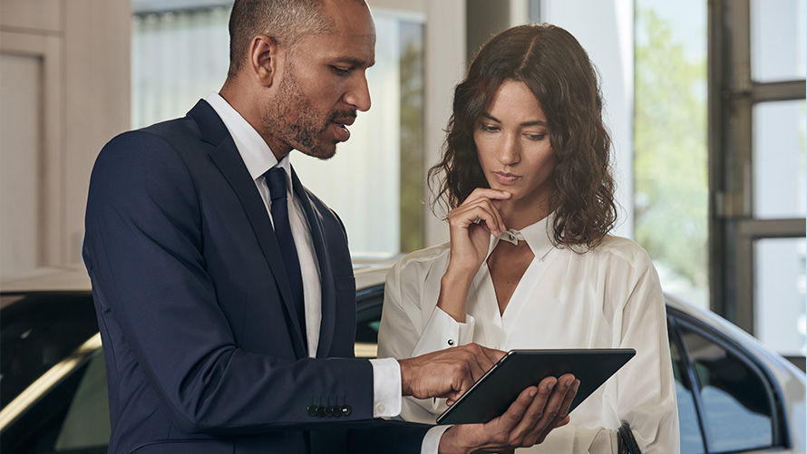 BMW Servicemitarbeiter berät Kundin