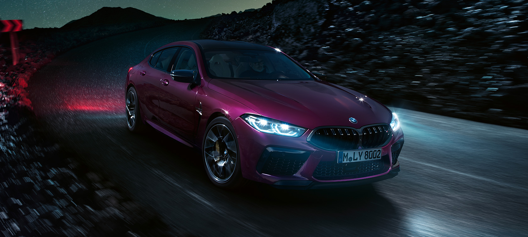 BMW M8 Competition Gran Coupé Dreiviertel-Frontansicht BMW M8 Competition Gran Coupé F93 2020 BMW Individual Ametrin metallic fahrend bei Nacht Dreiviertel-Frontansicht