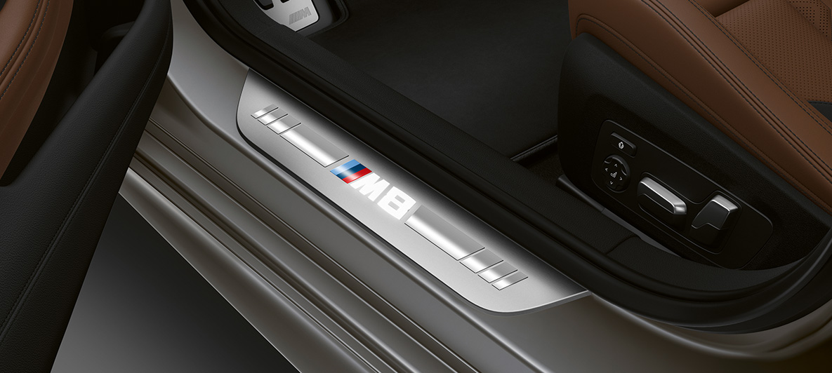 Einstiegsleiste BMW M8 Gran Coupé Einstiegsleiste mit M8 Kennzeichnung BMW M8 Gran Coupé F93 2020 Innenraum