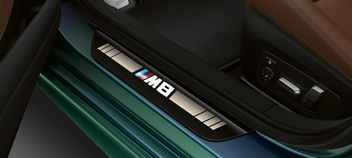 Einstiegsleiste BMW M8 Gran Coupé First Edition Einstiegsleiste mit M8 Kennzeichnung BMW M8 Gran Coupé First Edition F93 2020 BMW Individual Aurora Diamond Green metallic Innenraum