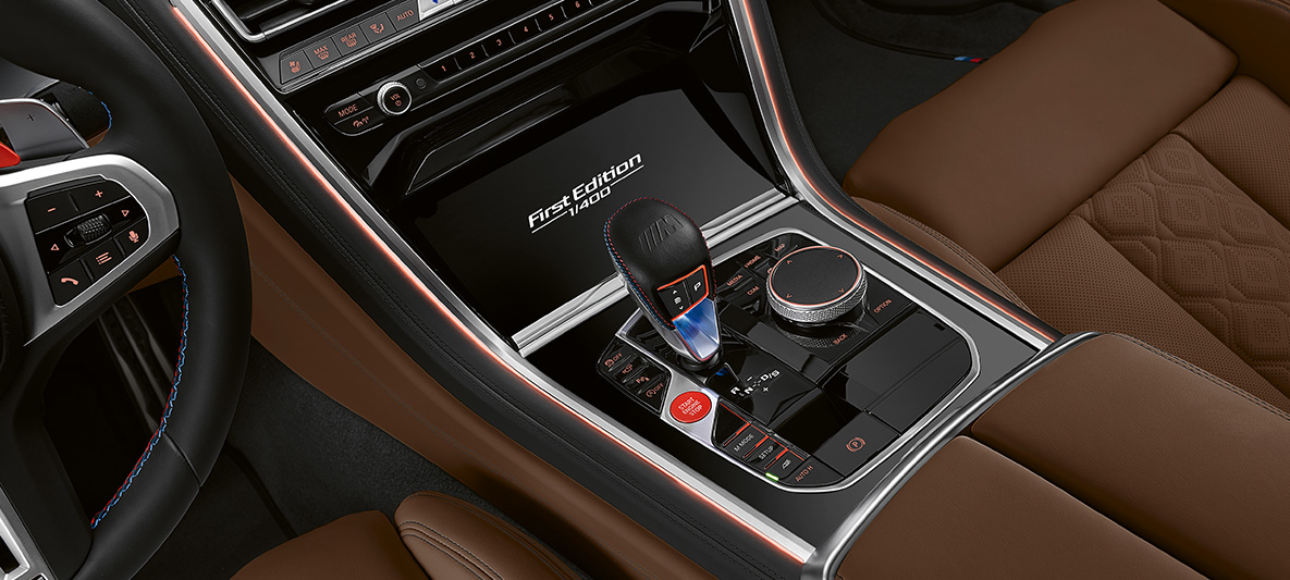 „First Edition“-Kennzeichnung BMW M8 Gran Coupé First Edition „First Edition“-Kennzeichnung BMW M8 Gran Coupé First Edition F93 2020 BMW Individual Aurora Diamond Green metallic Innenraum