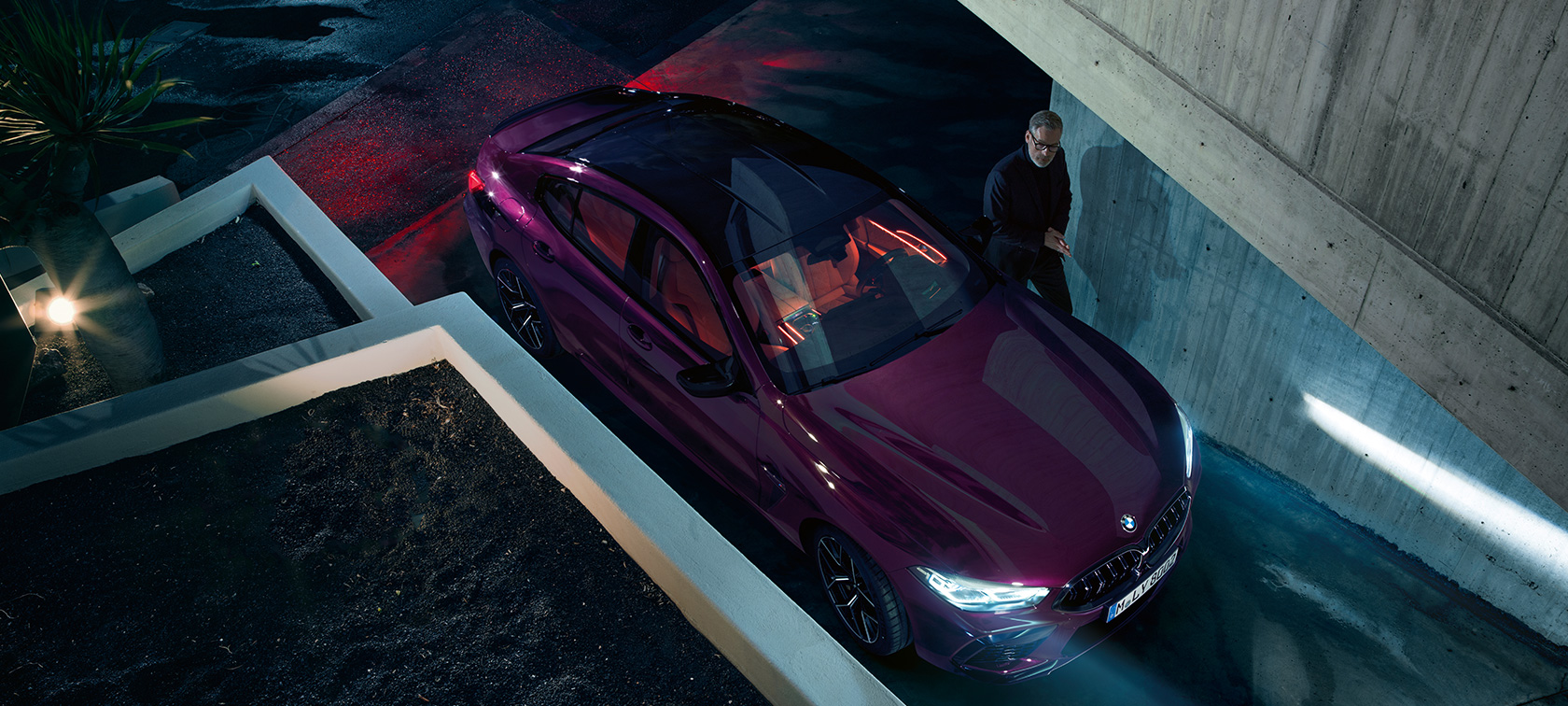 BMW M8 Competition Gran Coupé Vogelperspektive BMW M8 Competition Gran Coupé F93 2020 BMW Individual Ametrin metallic stehend vor Gebäude Vogelperspektive