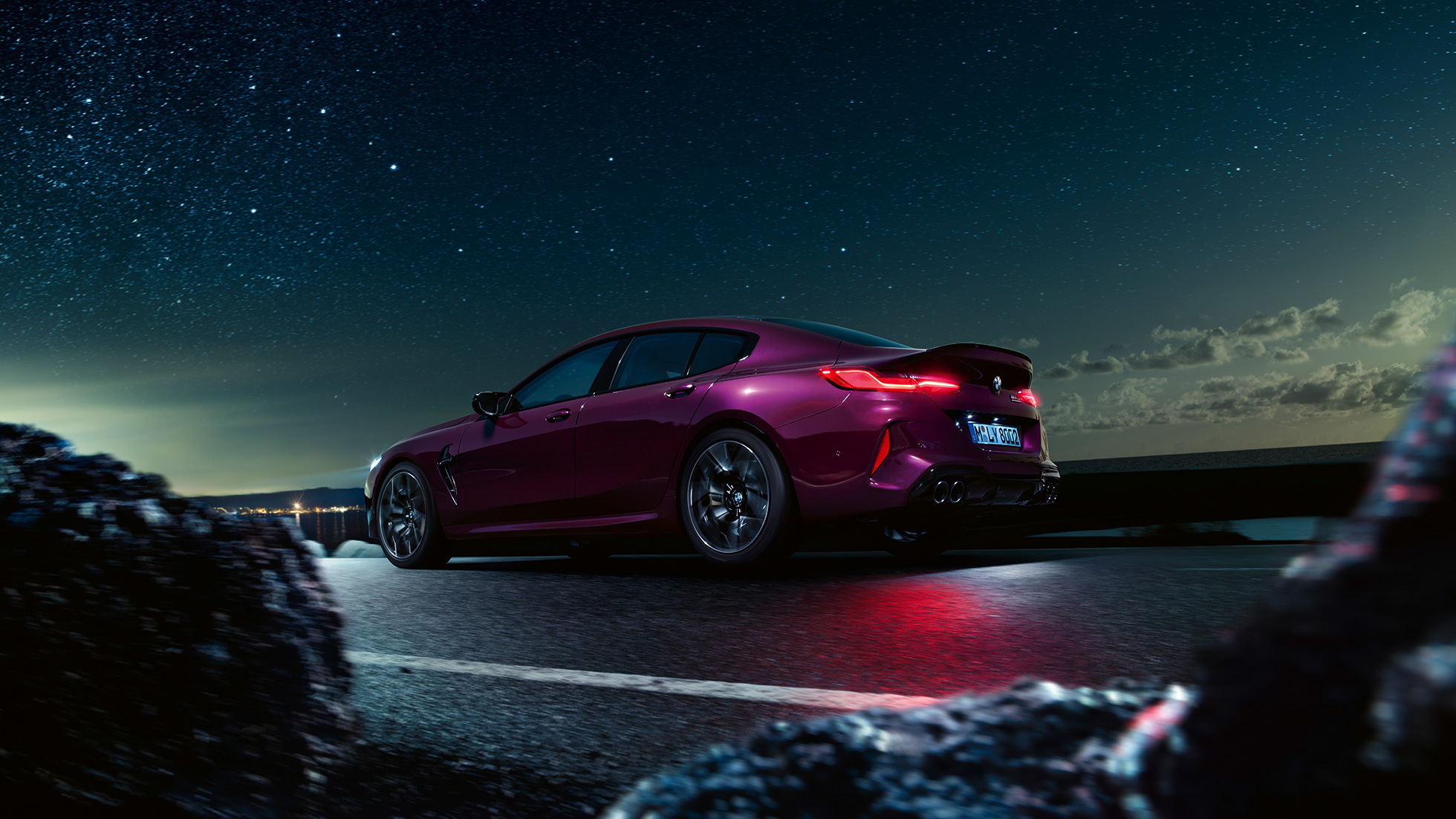 BMW M8 Competition Gran Coupé Dreiviertel-Heckansicht Froschperspektive BMW M8 Competition Gran Coupé F93 2020 BMW Individual Ametrin metallic Dreiviertel-Heckansicht Froschperspektive