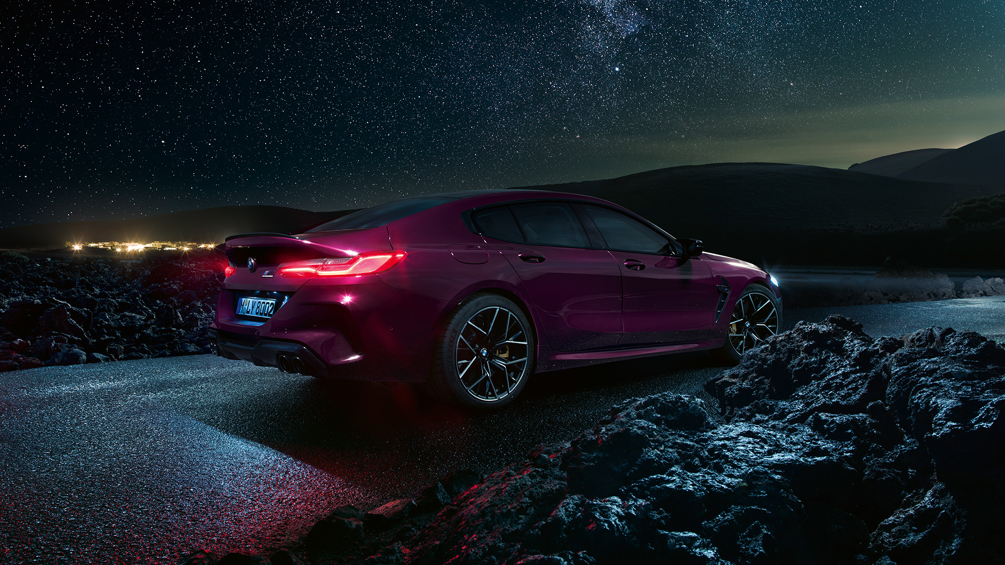 BMW M8 Competition Gran Coupé Dreiviertel-Seitenansicht von hinten BMW M8 Competition Gran Coupé F93 2020 BMW Individual Ametrin metallic Dreiviertel-Seitenansicht von hinten