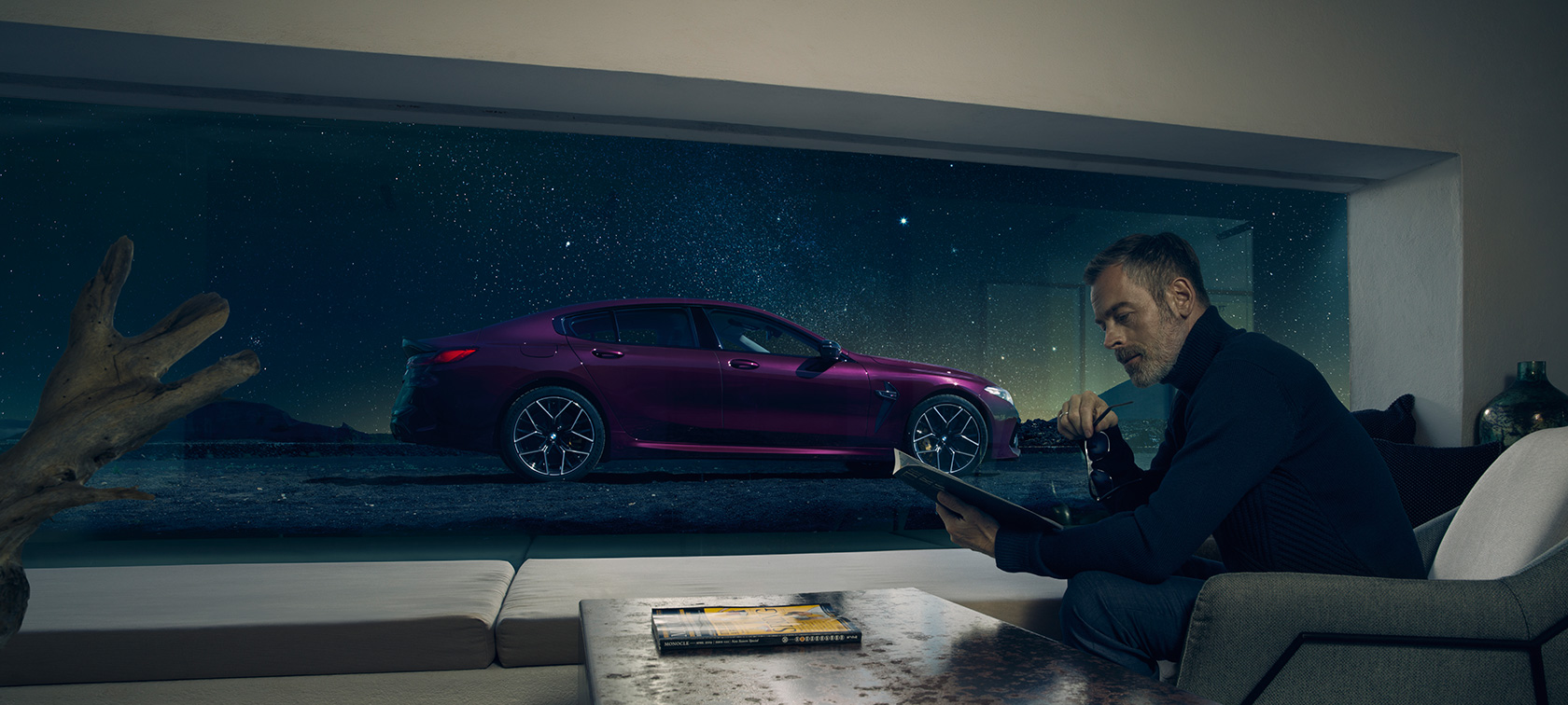 BMW M8 Competition Gran Coupé Seitenansicht durch ein Fenster BMW M8 Competition Gran Coupé F93 2020 BMW Individual Ametrin metallic Seitenansicht durch ein Fenster