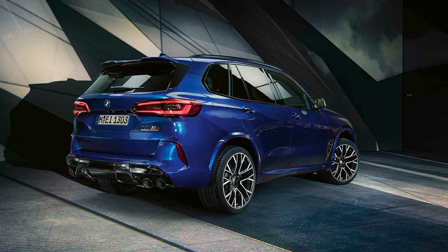 BMW X5 M F95 Dreiviertel-Heckansicht stehend BMW M Modelle BMW X5 M F95 Dreiviertel-Heckansicht stehend