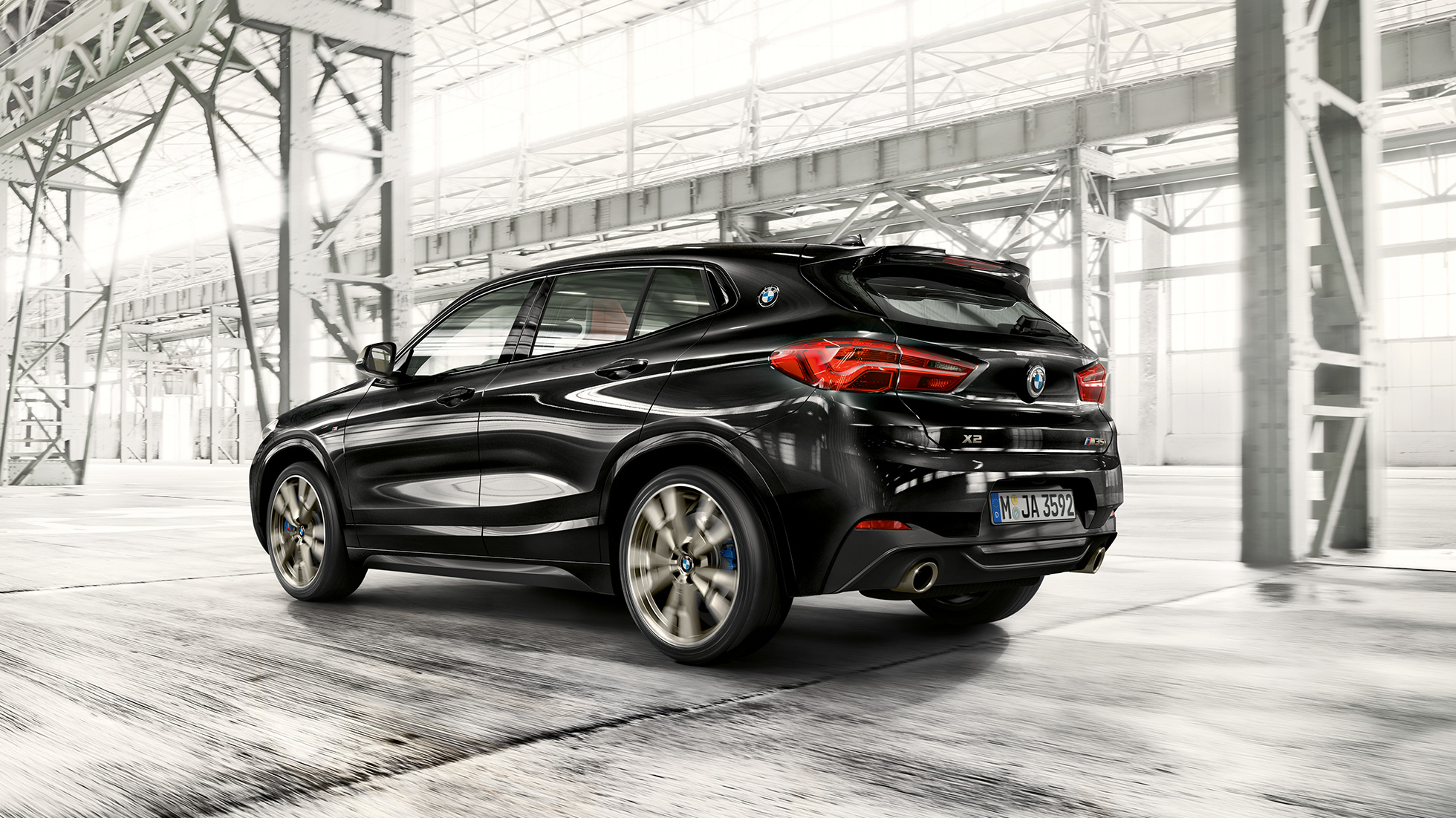 Fahrdynamik BMW X2 M35i Fahrdynamik BMW X2 M35i Saphirschwarz metallic F39 2018 Dreiviertel-Heckansicht