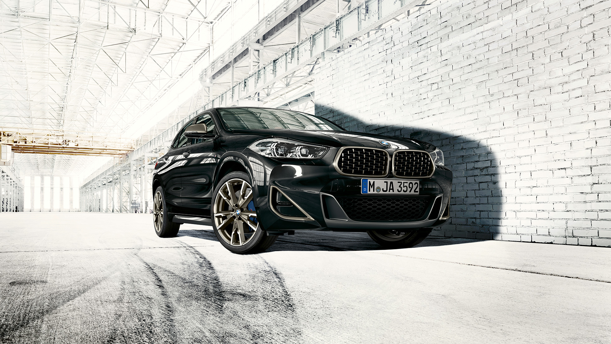 Doppelniere BMW X2 M35i BMW Doppelniere BMW X2 M35i Saphirschwarz metallic F39 Dreiviertel-Frontansicht
