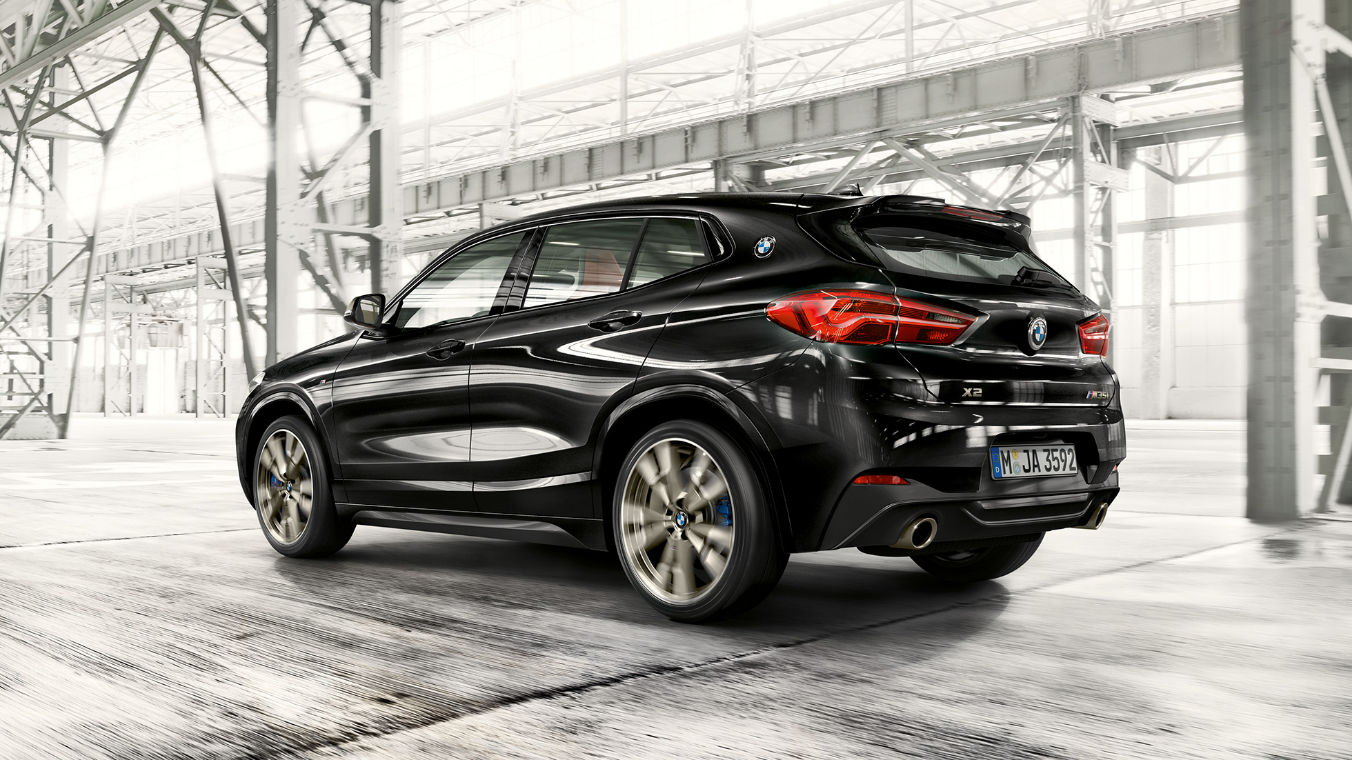 M Heckspoiler BMW X2 M35i M Heckspoiler BMW X2 M35i Saphirschwarz metallic F39 Dreiviertel-Heckansicht
