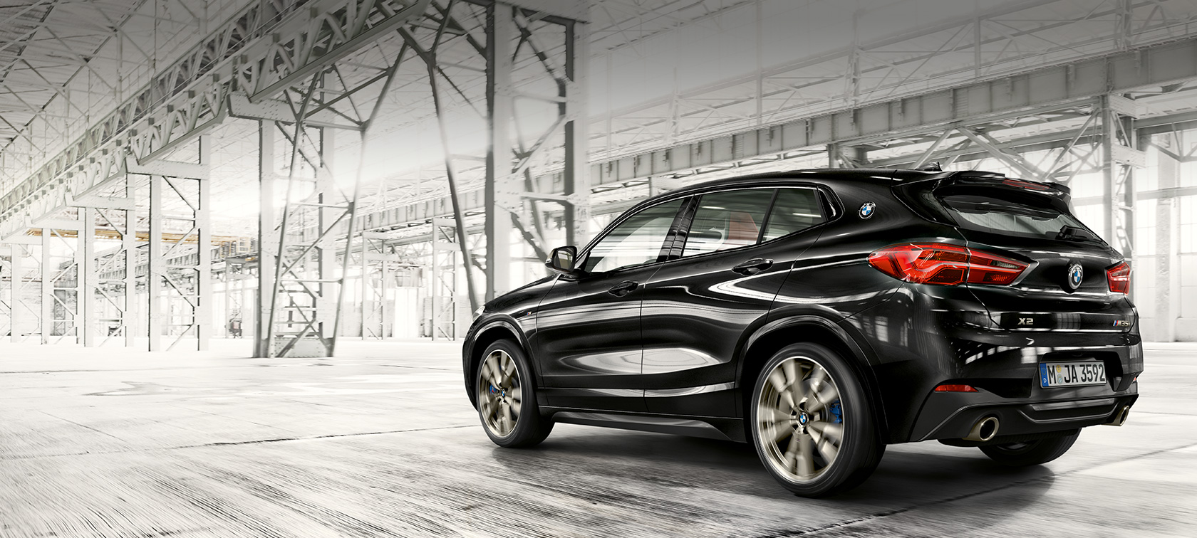 Dreiviertel-Heckansicht BMW X2 M35i BMW X2 M35i Saphirschwarz metallic F39 Dreiviertel-Heckansicht