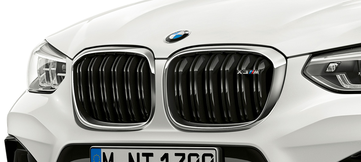 BMW X3 M, M Niere. BMW X3 M in Alpinweiß, Exterieur, Front, M Niere mit Chrom-Highlights und Modellkennzeichnung.