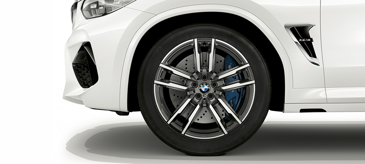 BMW X3 M, 20-Zoll M Leichtmetallräder in Orbitgrau. BMW X3 M in Alpinweiß, Exterieur, 20-Zoll M Leichtmetallräder in Orbitgrau.