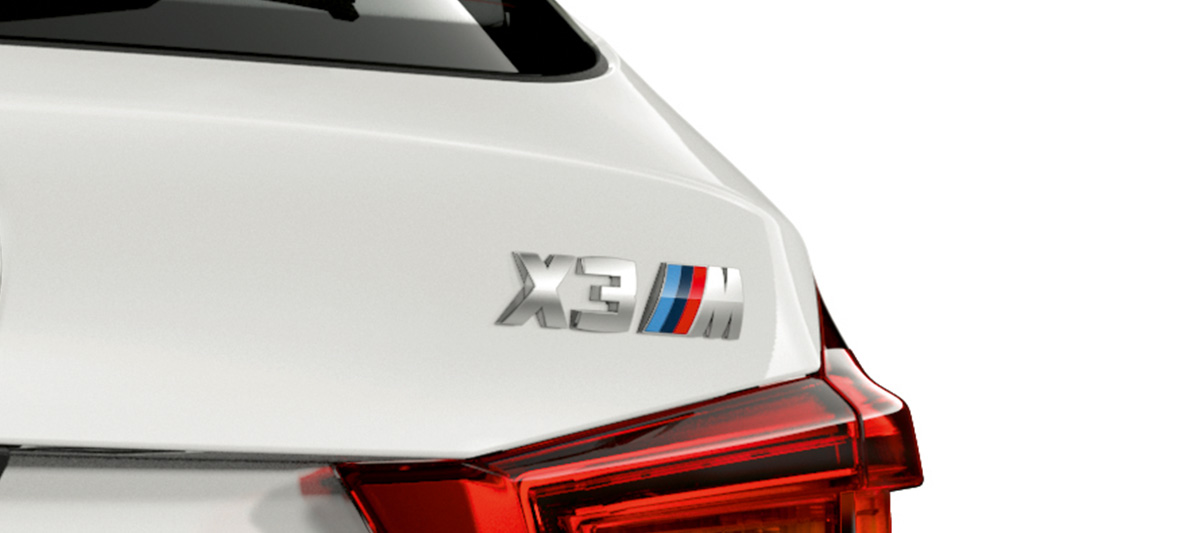 BMW X3 M, Modellkennzeichnung. BMW X3 M in Alpinweiß, Exterieur, Heck mit Modellkennzeichnung.