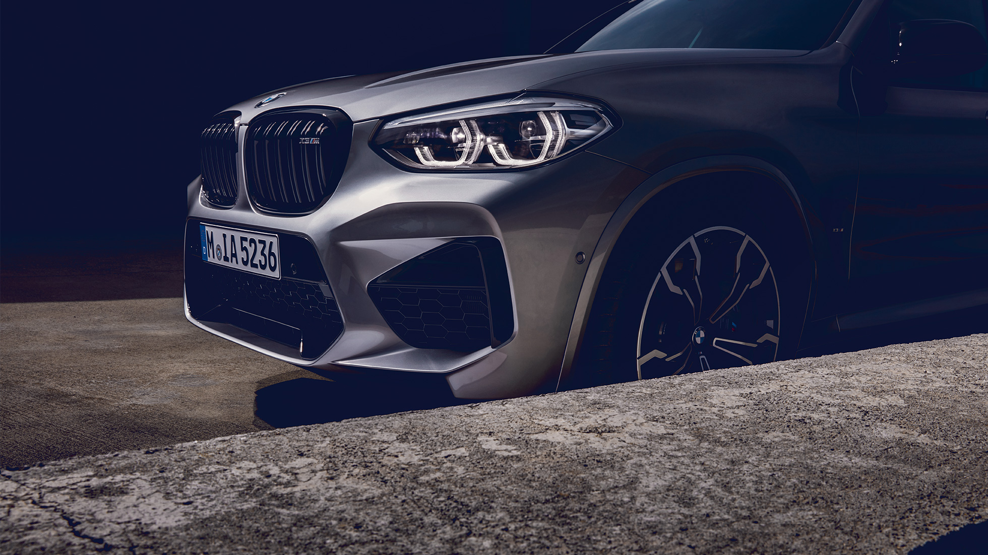 BMW X3 M Competition, seitliche Frontansicht. BMW X3 M Competition in Donington Grau metallic, Exterieur, seitliche Frontansicht.