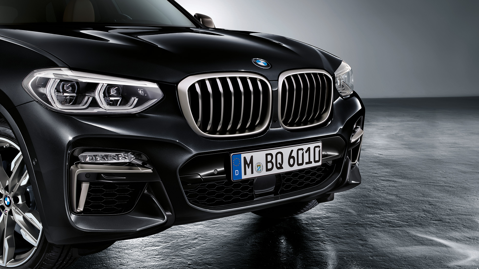 BMW X3 M40i und BMW X3 M40d, Front. BMW X3 M40i und BMW X3 M40d in Saphierschwarz metallic, Exterieur, Front mit Designelementen in Cerium Grey.