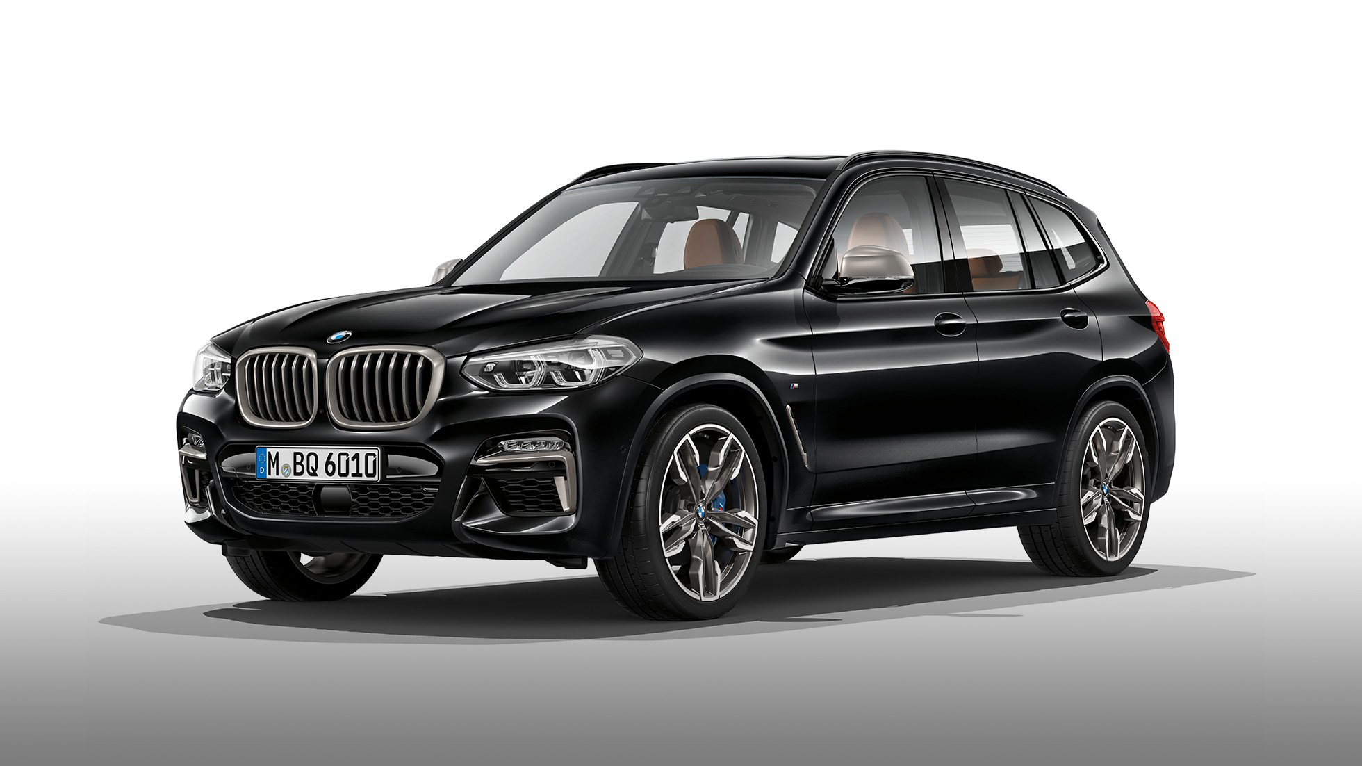 BMW X3 M40i und BMW X3 M40d, Seitenansicht. BMW X3 M40i und BMW X3 M40d in Saphierschwarz metallic, Exterieur, Seitenansicht.