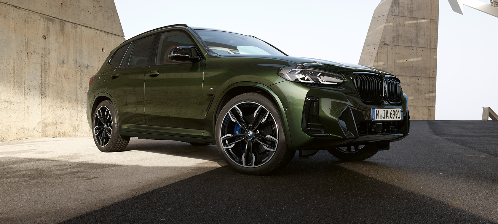 BMW X3 M40i G01 LCI Facelift 2021 Dreiviertel-Frontansicht stehend BMW X3 M40i G01 LCI Facelift 2021 Malachitgrün metallic Dreiviertel-Frontansicht stehend