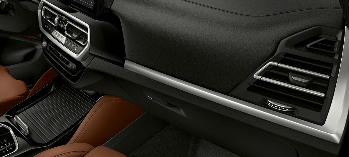 BMW Individual Interieurleisten BMW X3 M F97 LCI Facelift 2021 BMW Individual Interieurleisten Pianolack schwarz an Instrumententafel BMW X3 M F97 LCI Facelift 2021