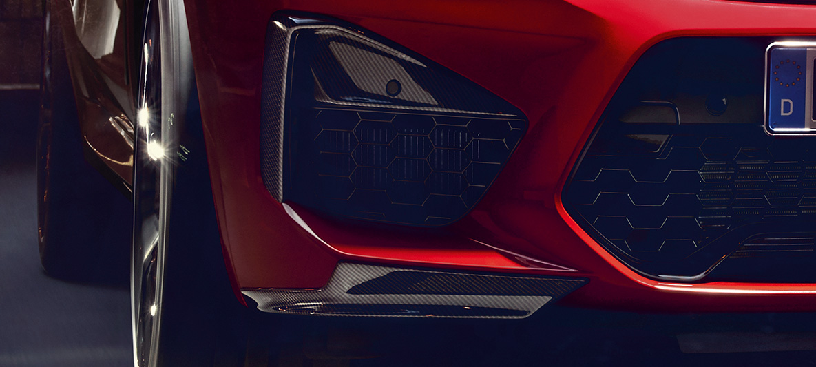 BMW X4 M Competition, Spangen an den äußeren Lufteinlässen und Aeroblades aus Carbon. BMW X4 M Competition in Toronto Rot metallic, Exterieur, M Carbon Exterieurpaket, Spangen an den äußeren Lufteinlässen und Aeroblades aus Carbon.