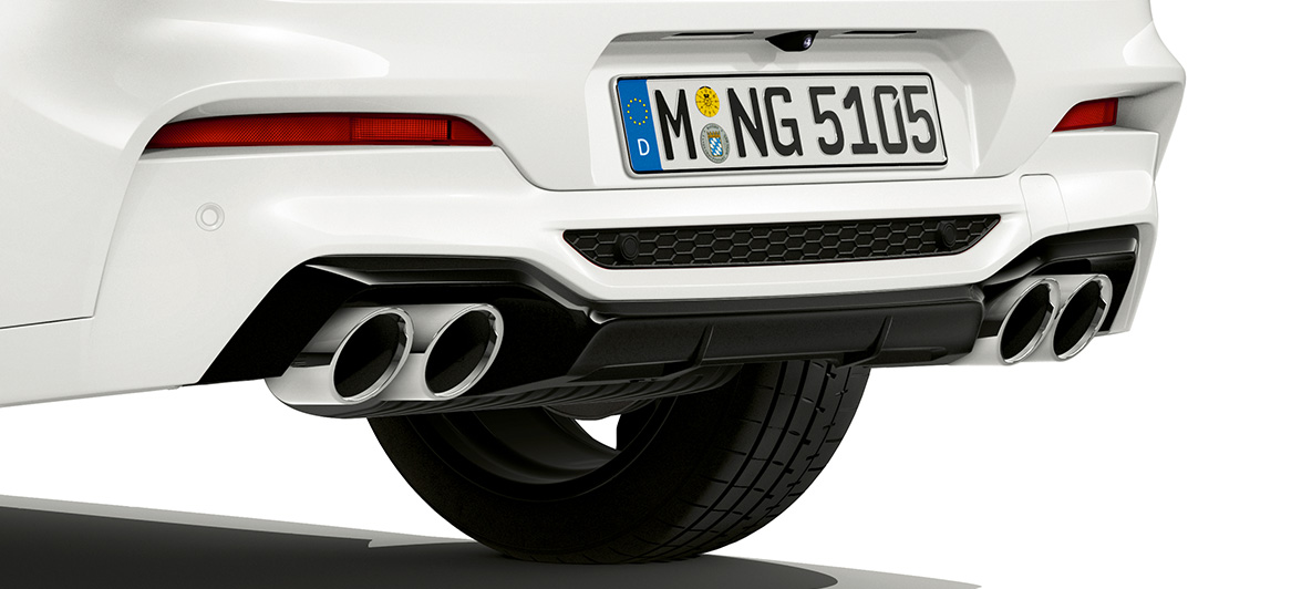 BMW X4 M, Auspuffendrohre in Chrom. BMW X4 M in Alpinweiß, Exterieur, Heck mit Auspuffendrohren in Chrom.