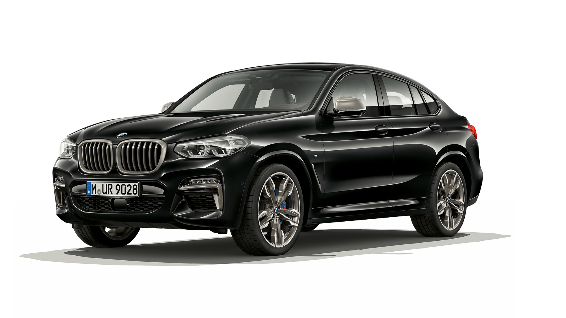 BMW X4 M40i und BMW X4 M40d, Dreiviertel-Frontansicht. BMW X4 M40i und BMW X4 M40d in Saphierschwarz metallic, Exterieur, Dreiviertel-Frontansicht rechts.