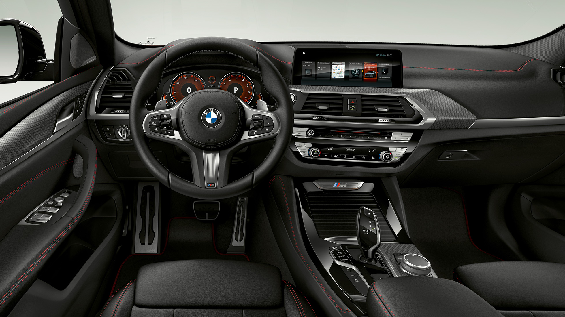 BMW X4 M40i und BMW X4 M40d, Cockpit. BMW X4 M40i und BMW X4 M40d, Interieur, Cockpit mit M Lederlenkrad und M Sportsitzen.