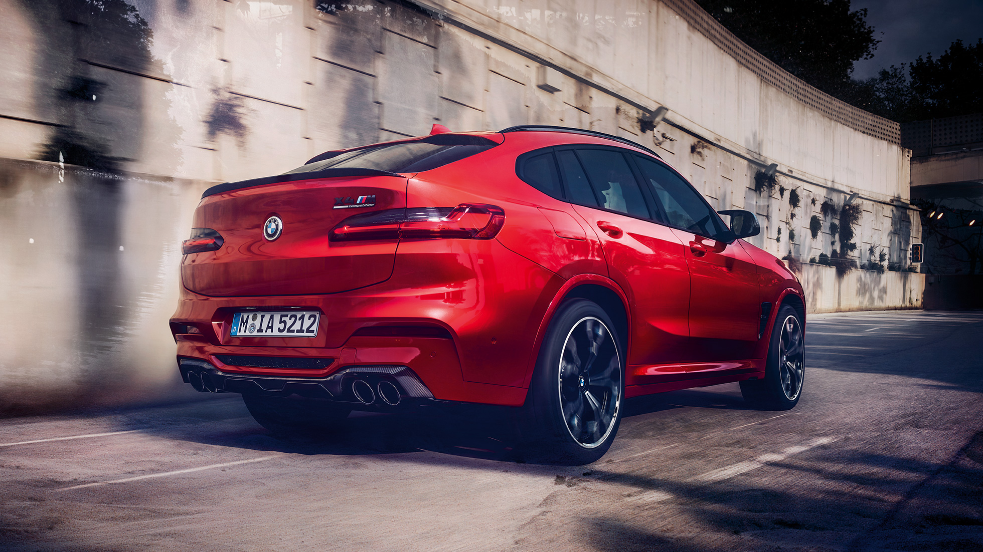 BMW X4 M Competition, seitliche Heckansicht. BMW X4 M Competition in Toronto Rot metallic, Exterieur, seitliche Heckansicht.
