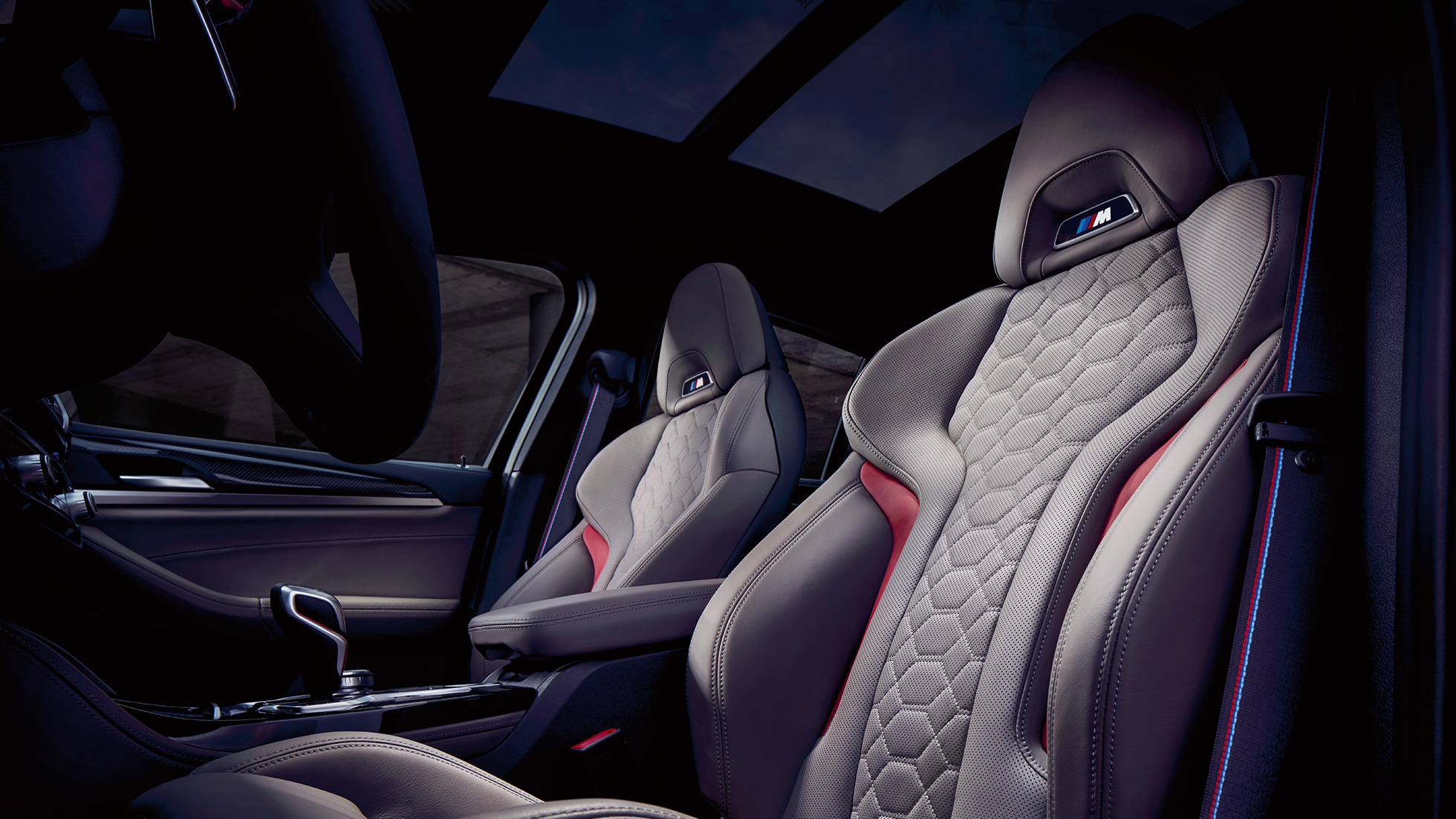 BMW X4 M Competition, M Sportsitze. BMW X4 M Competition, Interieur, M Sportsitze in Leder 'Merino' Adelaide Grau.